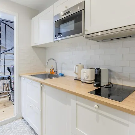 An Enchanting Parisian Hideaway Apartament *