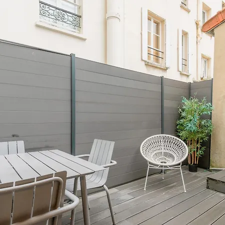 An Enchanting Parisian Hideaway Apartament