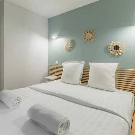 An Enchanting Parisian Hideaway Apartament Paryż