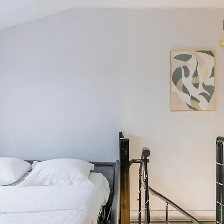 An Enchanting Parisian Hideaway * Paryż