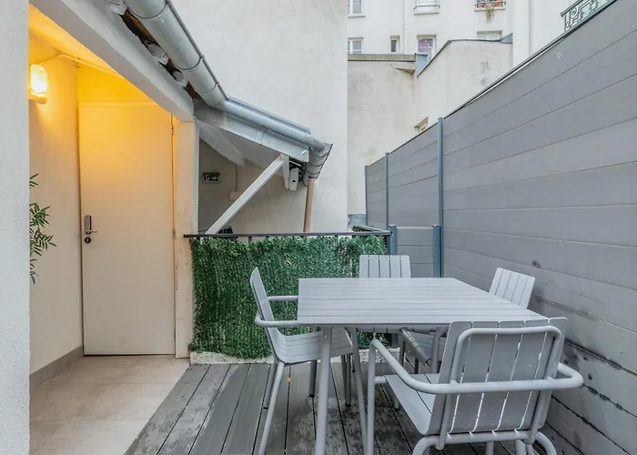 An Enchanting Parisian Hideaway Apartament Paryż