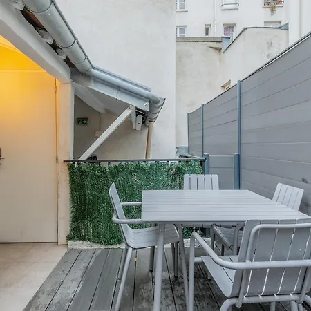 An Enchanting Parisian Hideaway شقة باريس