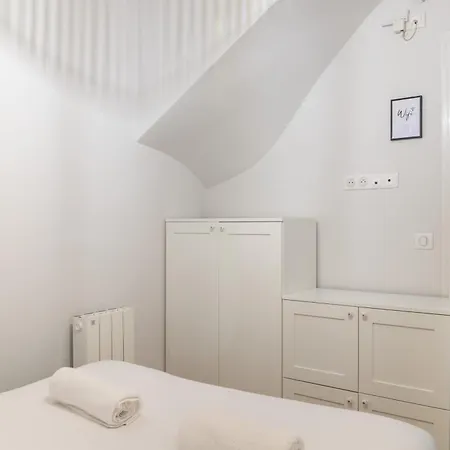 An Enchanting Parisian Hideaway Апартаменты Париж