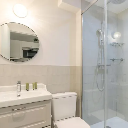 Апартаменты An Enchanting Parisian Hideaway