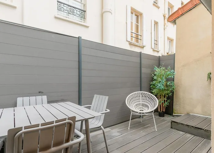 An Enchanting Parisian Hideaway Appartamento